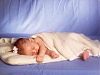 Как да лежи бебето: наляво или надясно