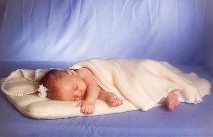 Как да лежи бебето: наляво или надясно