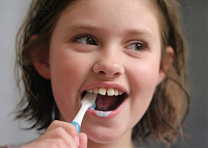 Миенето на зъбите от ранно детство ги пази здрави години напред